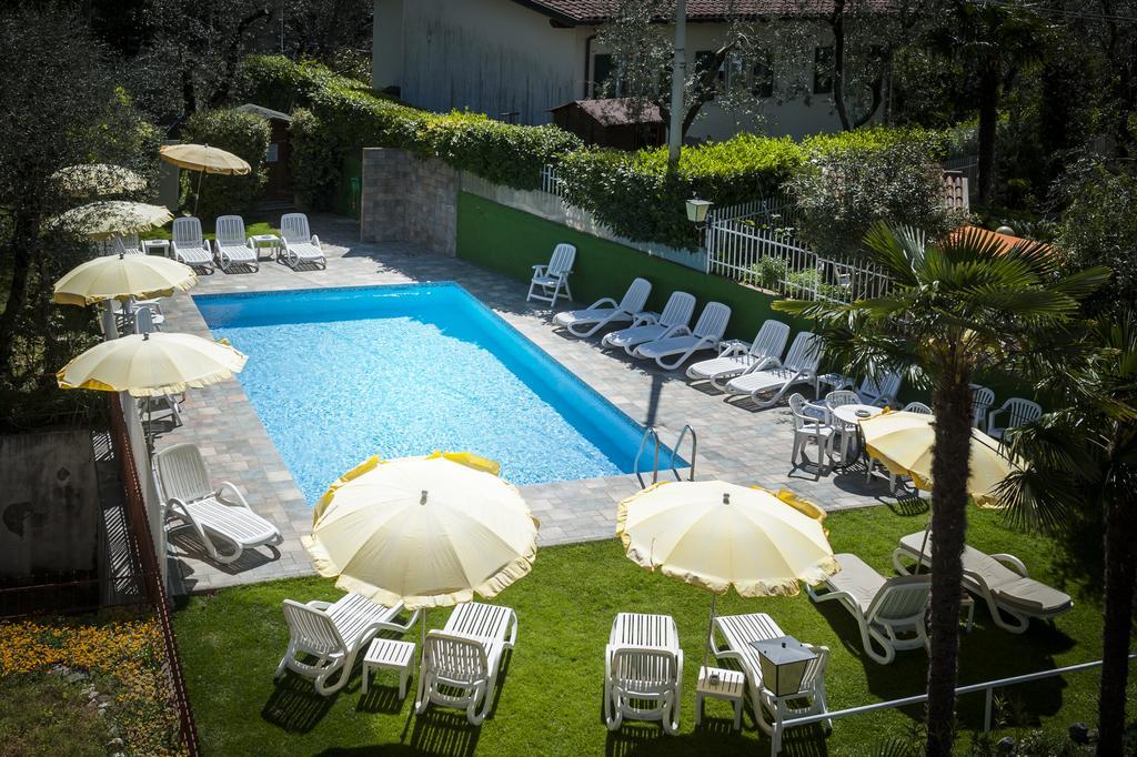 Hotel Garni Ischia มัลเชซิเน ภายนอก รูปภาพ